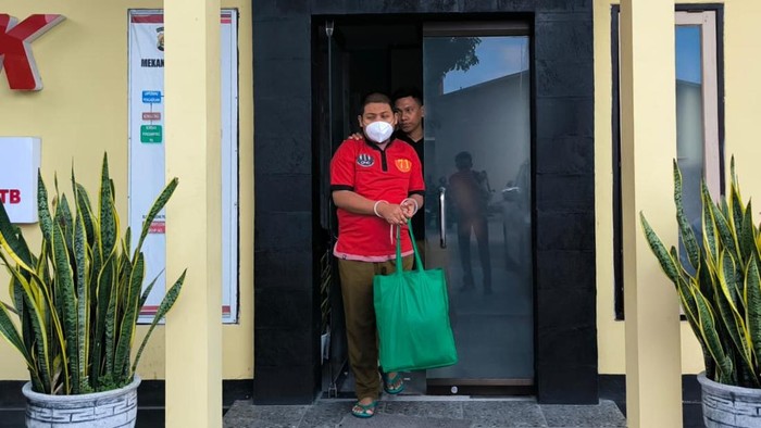 Penyidik Ditreskrimum Polda NTB melimpahkan tersangka dan barang bukti kasus pencabulan mantan dosen UIN Mataram, Wirawan Jamhuri, ke JPU, Kamis (17/9/2025). (Abdurrasyid Efendi/detikBali)
