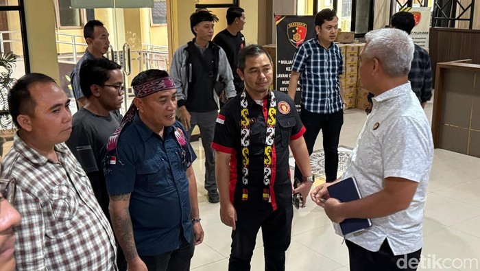 Perwakilan Ormas dan Organisasi Kepemudaan (OKP) Dayak mendatangi Polda Kalbar. Mereka mendesak pihak kepolisian segera menangkap Rizky Kabah.