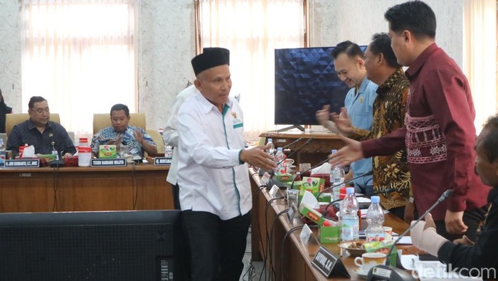 Plt Ketua Baznas Kabupaten Pati Sunarwi saat dihadirkan di DPRD Pati, Kamis (18/9/2025).