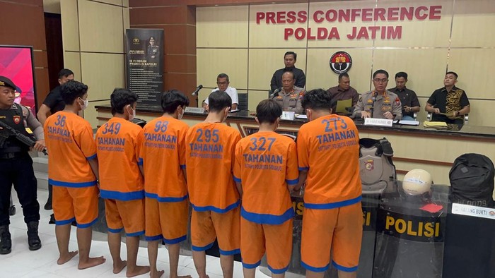 Kapolda Jatim Irjen Nanang Avianto saat konferensi pers terkait demo rusuh
