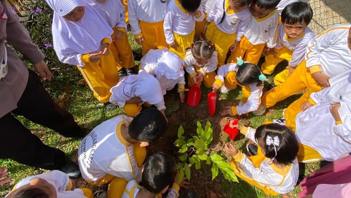 Polda Riau mengajak anak-anak TK Kemala Byangkari 02 Brimob untuk menanam pohon melalui dongeng si Agip, Kamis (18/9/2025).