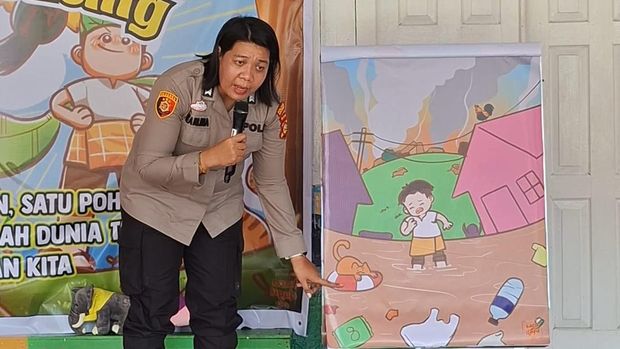 Polda Riau mengajak anak-anak TK Kemala Byangkari 02 Brimob untuk menanam pohon melalui dongeng si Agip, Kamis (18/9/2025).