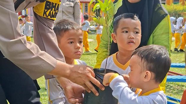 Polda Riau mengajak anak-anak TK Kemala Byangkari 02 Brimob untuk menanam pohon melalui dongeng si Agip, Kamis (18/9/2025).