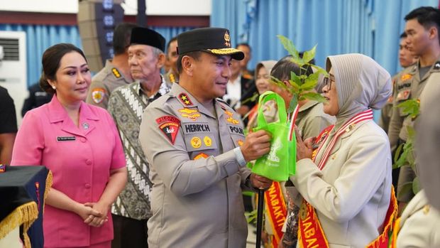 Polda Riau menggelar upacara pelepasan personel Polri dan PNS yang memasuki masa pensiun, Kamis (18/9/2025).