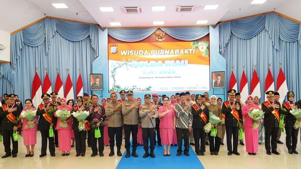 Polda Riau menggelar upacara pelepasan personel Polri dan PNS yang memasuki masa pensiun, Kamis (18/9/2025).