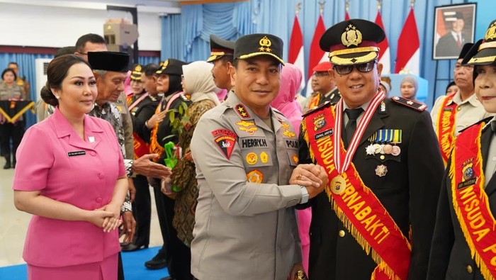Polda Riau menggelar upacara pelepasan personel Polri dan PNS yang memasuki masa pensiun, Kamis (18/9/2025).
