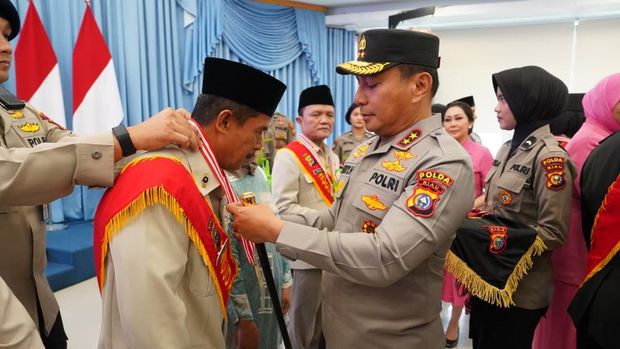 Polda Riau menggelar upacara pelepasan personel Polri dan PNS yang memasuki masa pensiun, Kamis (18/9/2025).
