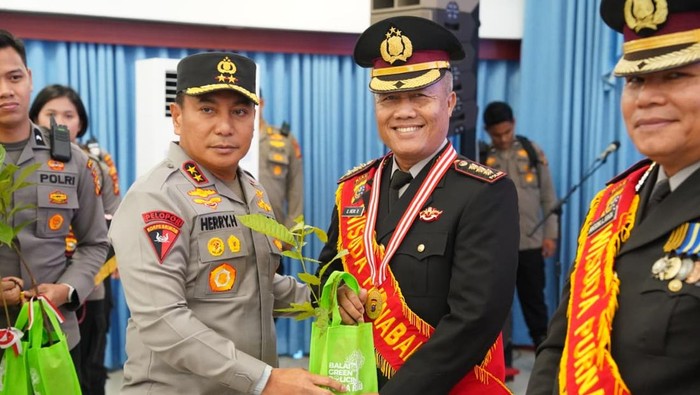 Polda Riau menggelar upacara pelepasan personel Polri dan PNS yang memasuki masa pensiun, Kamis (18/9/2025).