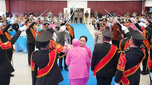 Polda Riau menggelar upacara pelepasan personel Polri dan PNS yang memasuki masa pensiun, Kamis (18/9/2025).