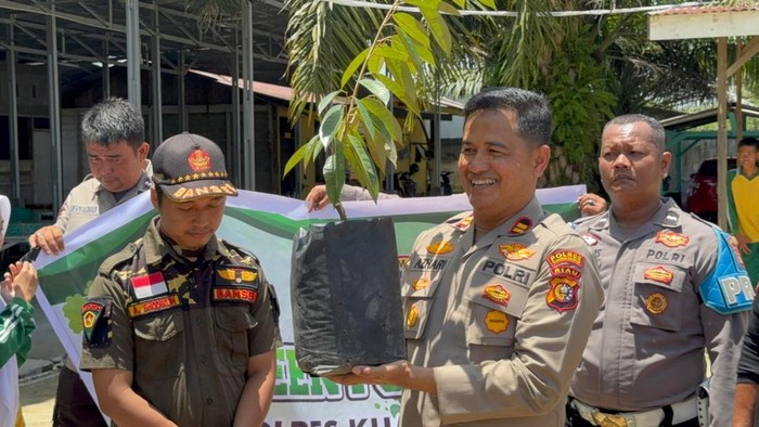 Polisi dan ormas di Kuantan Singingi menanam pohon produktif untuk masa depan, Kamis (18/9/2025).