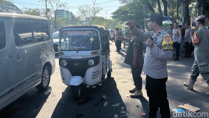 Polisi dibantu Satpol PP mengatur kemacetan lalu lintas karena demo nakes di depan kantor Gubernur Sulsel.