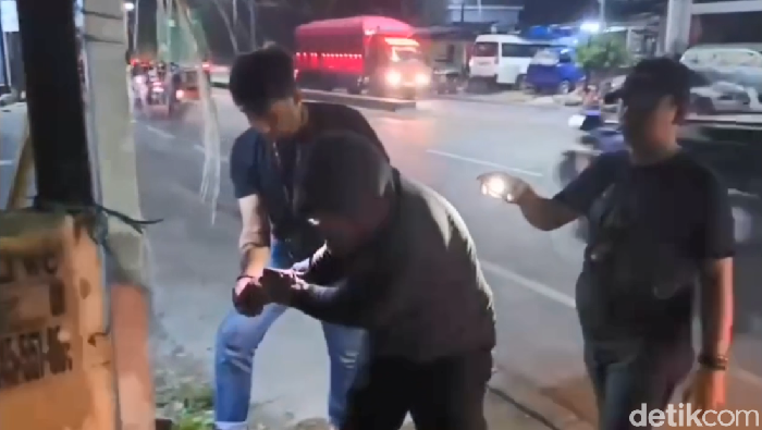 Polisi menangkap pria yang sedang kedapatan menempel sabu di jalanan Maros.