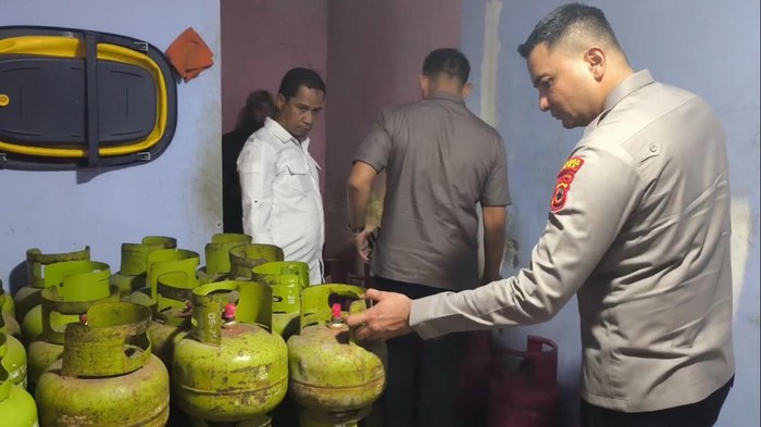 Polisi menggerebek sebuah rumah pengoplos gas LPG bersubsidi di Gowa.