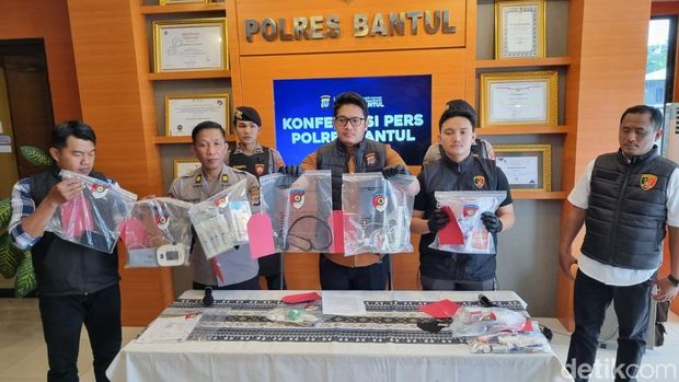 Polisi saat menunjukkan barang bukti hasil penipuan modus mengaku sebagai dokter di Bantul.