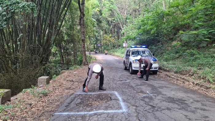 Polres Trenggalek memetakan jalan berlubang.