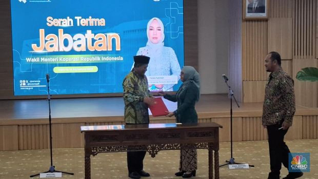 Posisi Wakil Menteri Koperasi (Wamenkop) akhirnya resmi terisi  oleh Farida Farichah setelah proses serah terima jabatan (sertijab) resmi di gelar di kantor Kementerian Koperasi (Kemenkop), Kamis (18/9/2025). (CNBC Indonesia/Chandra)