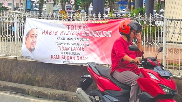 Poster Penolakan kedatangan Habib Rizieq yang terpasang di sepan Bandara Kota Tarakan (Oktavian Balang/detikKalimantan)