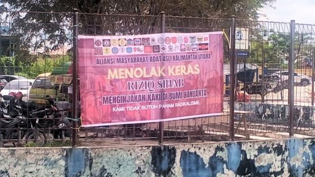 Poster Penolakan kedatangan Habib Rizieq yang terpasang di sepan Bandara Kota Tarakan (Oktavian Balang/detikKalimantan)