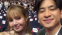 Baru-baru ini Devano bikin geger media sosial usai mengunggah foto bersama Lisa ‘BLACKPINK’. Saat itu ia menghadiri The 30th Busan International Film Festival di Korea Selatan. Foto: Instagram @iamdevano