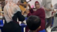 Iis Dahlia juga pernah mengunggah momennya ketika mengajak Devano untuk makan mie instan dan roti bakar di salah satu Warmindo ternama. Foto: Instagram @iamdevano