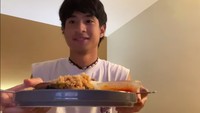Punya followers lebih dari empat juta di Instagram, Devano tampak mengunggah videonya makan nasi dan ayam goreng. Foto: Instagram @iamdevano