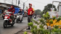 Lapak sederhana berisi snack, minuman, hingga oli motor terlihat di halaman SPBU Shell Bekasi. Suasana yang biasanya ramai kendaraan kini berubah hening.