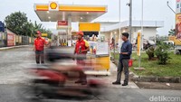 Tidak hanya untuk bertahan hidup, aksi berjualan di pinggir jalan ini juga jadi simbol perjuangan para karyawan agar bisa tetap menghidupi keluarga mereka.