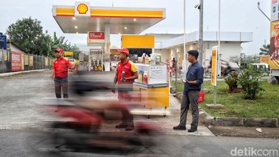 Potret Pegawai SPBU Shell Kini Jualan Oli hingga Kopi di Pinggir Jalan Bekasi
