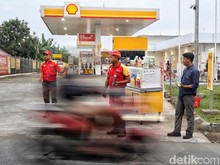 Potret Pegawai SPBU Shell Kini Jualan Oli hingga Kopi di Pinggir Jalan Bekasi