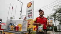 Karyawan SPBU Shell membuka lapak sederhana di depan stasiun pengisian Babelan, Bekasi, Kamis (18/9/2025). Hal itu setelah BBM Shell Super dan V-Power kosong sejak awal September.