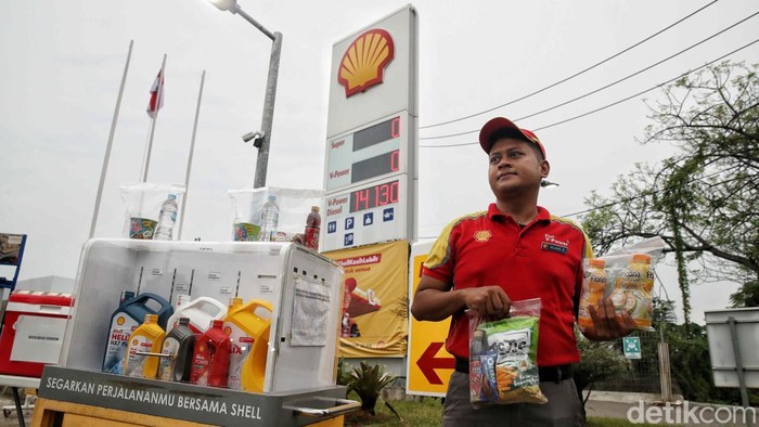 Karyawan SPBU Shell membuka lapak sederhana di depan stasiun pengisian Babelan, Bekasi, Kamis (18/9/2025), setelah BBM Shell Super dan V-Power kosong sejak awal September.