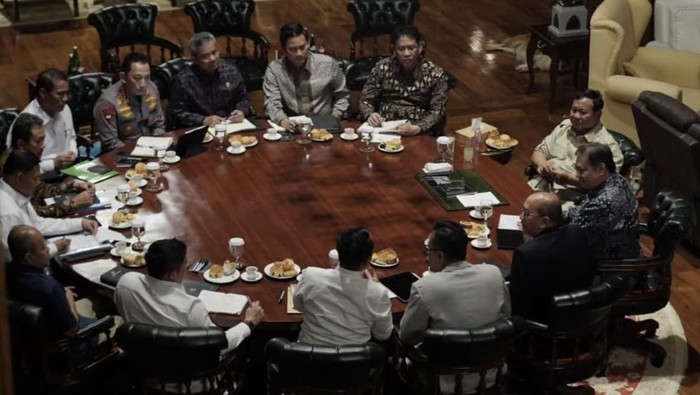 Presiden Prabowo Subianto memanggil sejumlah menteri hingga Kapolri Jenderal Listyo Sigit Prabowo ke kediamannya di Hambalang, Jawa Barat, Kamis (18/9/2025). Prabowo memimpin rapat terbatas membahas isu-isu strategis di bidang pertanian, energi dan infrastruktur.