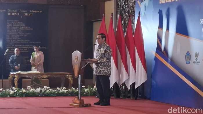 Pramono Anung menghadiri acara wisuda lansia