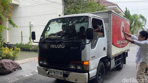 Presiden ke-7, Joko Widodo (Jokowi) berbagi sembako ke warga di sekitar Terminal Tirtonadi dan Pasar Gede.