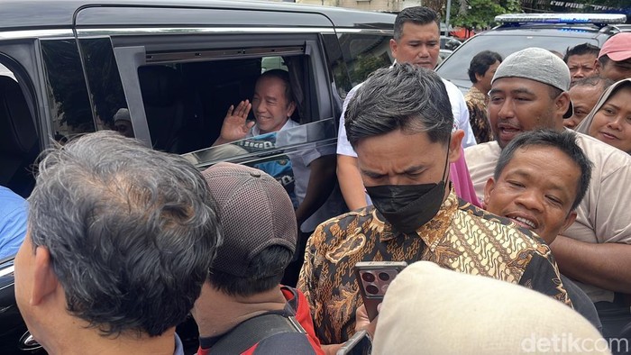 Presiden ke-7, Joko Widodo (Jokowi) berbagi sembako ke warga di sekitar Terminal Tirtonadi dan Pasar Gede.