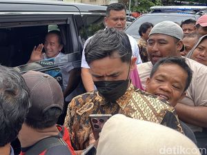 Bawa Mobil Chili Pari, Jokowi Bagi-bagi Sembako di Solo
