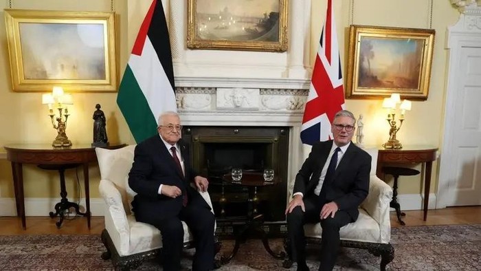 Palestinian President Mahmoud Abbas and British Prime Minister Keir Starmer meet at 10 Downing Street, in London, Britain, September 8, 2025. (Via Reuters)