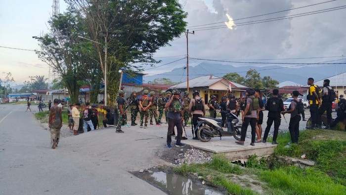 Proses evakuasi warga terjebak kerusuhan di Yalimo.