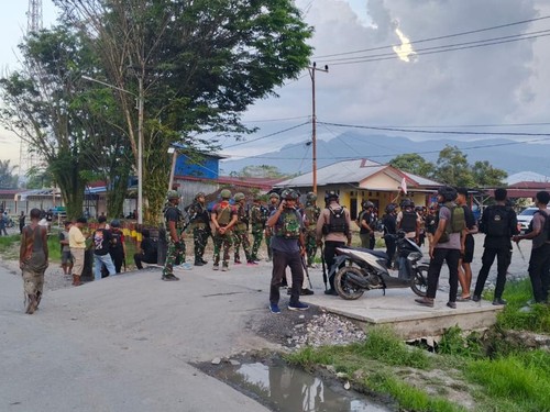 Proses evakuasi warga terjebak kerusuhan di Yalimo.