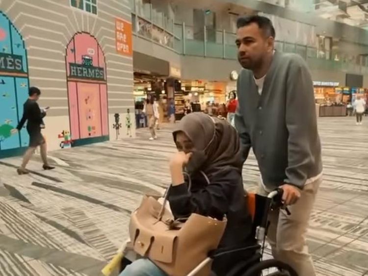 Doa Haru Raffi Ahmad untuk Mama Amy Usai Jalani Perawatan di Singapura