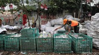 Sekitar 700 botol plastik bekas dimanfaatkan sebagai bahan utama perahu oplet, hasil kreativitas petugas UPS Badan Air Cipayung.  