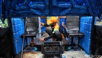 Petugas memperlihatkan detail perahu oplet yang akan ditampilkan dalam Festival Cilung 2025 sebagai sarana edukasi lingkungan bagi masyarakat.  