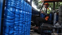 Karya kreatif perahu oplet Si Doel dari botol plastik menjadi bukti bahwa sampah bisa diolah menjadi sarana bermanfaat sekaligus atraksi seni.  