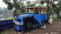 Dengan warna dan bentuk khas, perahu oplet buatan petugas UPS Cipayung menarik perhatian sekaligus menyuarakan pesan menjaga kebersihan sungai. Perahu oplet Si Doel siap menjadi ikon Festival Cilung 2025, mengajak warga Jakarta lebih peduli pada kelestarian lingkungan melalui karya berbasis daur ulang.  