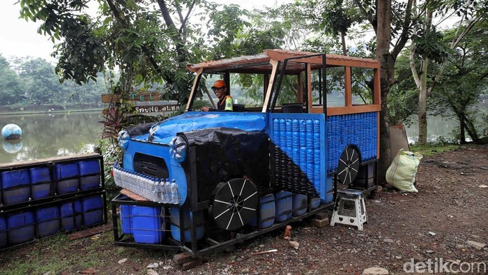 Ratusan Botol Plastik Disulap Jadi Perahu Oplet Si Doel, Kreasi Unik dari Cipayung Petugas UPS Badan Air Cipayung merakit perahu unik berbentuk oplet legendaris Si Doel dari botol plastik bekas di kawasan Setu, Jakarta Timur, Kamis (18/9/2025).