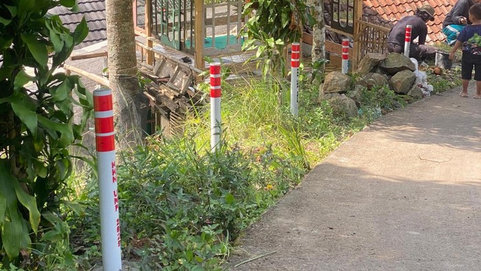 Reflektor jalan karya mahasiswa KKN di Desa Sukabumi