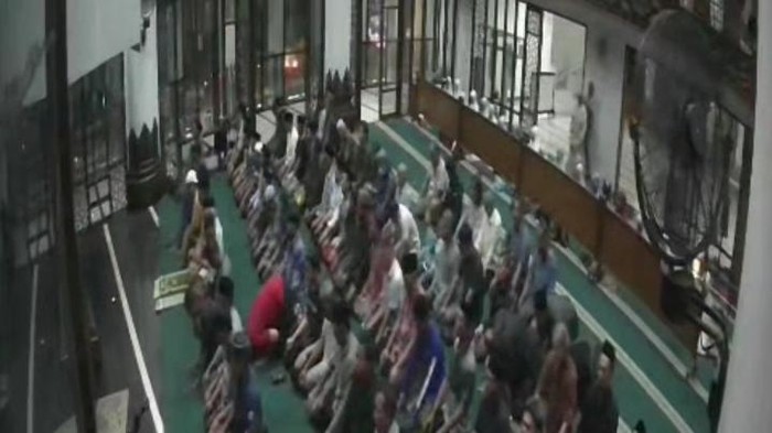 Tangkapan layar rekaman CCTV pencurian di Masjid Prambanan.