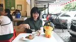 Seru! YouTuber Ria SW Kalap Kulineran di Pasar Bintaro
