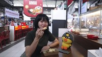 Ria SW juga mampir ke gerai Kokoro Amai yang menawarkan aneka brule. Ria SW memesan ubi brulee yang creamy, lembut, dan manis. Foto: YouTube/Ria SW