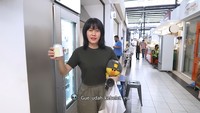 Kulineran Ria SW di Pasar Bintaro berakhir ketika ia menikmati es kopi susu kaleng yang praktis. Foto: YouTube/Ria SW
